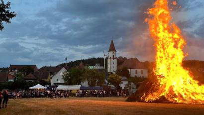 Bild: R. Kreuzer
Hoch loderte das Johannisfeuer in Luhe. Die Bevölkerung nahm diese Veranstaltung mit tollem Besuch an.