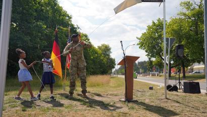 Bild: Natalie Simmel/US-Armee
Colonel Kevin Poole laut der Mitteilung des US-Militärs, Kommandeur der US-Garnison Bayern enthüllt zusammen mit zwei Kindern das neue Straßenschild am Truppenübungsplatz Grafenwöhr.