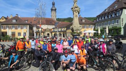 Bild: exb 
Die Radgruppe vor dem Schloss in Weikersheim.