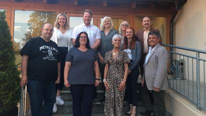 Bild: Mühl/exb
Die Narrhalla Rot-Gelb Amberg hatte Jahreshauptversammlung (hinten, von links): Anja Weigl, Henner Wasmuth (Prinz Henner I.) Sieglinde Weigl, Helga Keck, Reinhard Scharl sowie (vorne, von links) Oliver Fiebig, Martina Fiebig, Iska Rausch v.Traubenberg, Elena Obermeier und Jürgen Mühl.