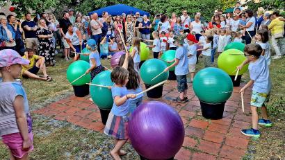 Bild: R. Kreuzer
Die Kinder des Kindergartens Neunkirchen trommeln auf Gymnastikbällen Lieder aus Bella Italia - passend zum ökumenischen Sommernachtsfest in Neunkirchen unter dem Motto Italien.