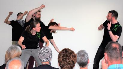 Bild: rgr
Die "Keckos" aus Nürnberg bringen einfallsreiches Impro-Theater ins Jugendheim.