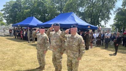 Bild: mor
Brigadegeneral Steven Carpenter (rechts)ist der neue Kommandeur des 7. US-Armee Ausbildungskommandos. General Darryl Williams (Mitte) übergibt ihm das Kommando von Brigadegeneral Joseph Hilbert (links).