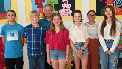 Bild: gf
In Poppenrichter gibt es nun ein Jugendparlament (von links): Timo Schwaiger, Paul Roidl, Bürgermeister Hermann Böhm, Ronja Maurer, Sarah Kredler, Lisa Grünbauer und Sophia Lang.