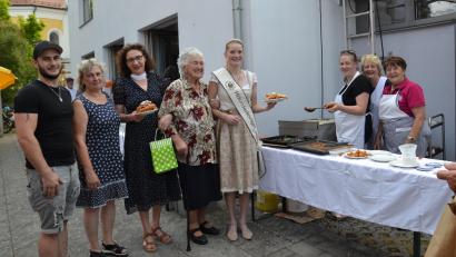 Bild: gi
Beim Holunderfest des Frauenbundes begrüßen die Vorsitzenden Angelika Hierold (Dritte von links) und Maria Bäumler (Zweite von links) Holunderkönigin Monika Hirtreiter mit ihrem Mann Johann. Darüber freut sich besonders Oma Lina Bernhard an ihrer Seite. Auch die drei Bäckerinnen strahlen.