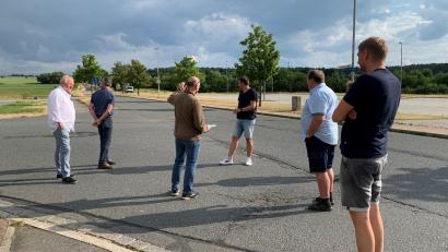 Bild: Markt Wernberg-Köblitz/exb
Bauamtsleiter Stefan Ott erläutert den Mitgliedern des Bau- und Umweltausschusses die Straßenschäden im Industriegebiet West I.