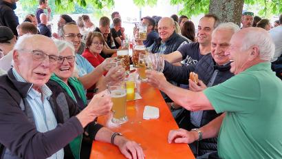 Bild: bsc
Fröhlich feierten die vielen Gäste beim Weinfest der Frauenreuther Sportschützen.