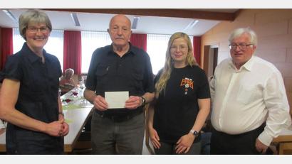 Bild: Ursula Schreier/exb
Doris Zeitler (von links), Vorsitzende, überreicht die Spende an Josef Gebhardt von der Tafel im Beisein von Schatzmeisterin Rebekka Schreier und Pfarrer Gottfried Schubach.