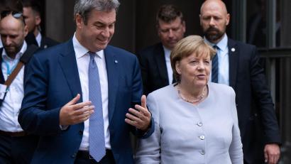 Bild: Sven Hoppe/dpa
Bayerns Ministerpräsident Markus Söder begrüßt Altkanzlerin Angela Merkel vor der Residenz.