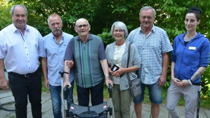 Bild: jr
Unser Bild zeigt (von links) Dritten Bürgermeister Josef Schwägerl, Sohn Siegfried, Jubilar Helmut Teichert, Tochter Evi, Sohn Walter und stellvertretende Stationsleiterin Jennifer Winkler. Erst seit April diesen Jahres ist der Jubilar im Haus „Phönix“ in Mitterteich.