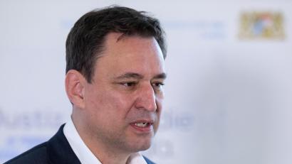 Bild: Sven Hoppe
Georg Eisenreich (CSU), Justizminister von Bayern, verteidigt die Durchsuchung bei der "Letzten Generation".