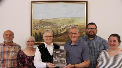 Bild: mrr
Vilshofens Ortsheimatpfleger Albert Kräuter (Dritter von links) überreicht das erste Exemplar seines Buches über Vilshofen an Bürgermeister Erwin Geitner (Vierter von links). Mit dabei (von links): Werner Meiler vom Heimatverein Rieden, Gisela Schaad vom Maxnhaus in Vilshofen, Stefan Meinhold von der Raiffeisenbank und Franziska Haas-Würz von den`Goaslandlern.