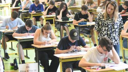 Bild: Gabi Schönberger
Realschüler sitzen hier in der Lobkowitz-Realschule in Neustadt am Dienstag über der Deutschprüfung. Die Abschlusstests an den Realschulen haben begonnen.