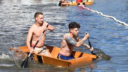 Archivbild: rgr
Das beliebte Sautrogrennen am Stadtweiher eröffnet am Samstag das Fischerfest.