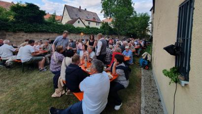 Bild: Pfarrei Kemnath/exb
Die Pfarrei Kemnath hatte zum Weinabend in den "schönsten Weingarten der Stadt" hinter dem Pfarrbüro eingeladen. Weit über einhundert Besucher waren der Einladung gefolgt.
