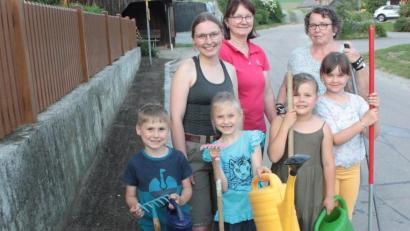 Bild: Markus Kurz/exb
Besonders die Kinder waren mit Feuereifer bei der Ansaat in Oberauerbach dabei und freuen sich schon auf die bunte Blühfläche.