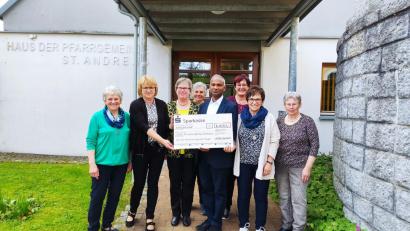 Bild: Schlehuber/exb
Der Frauenbund übergibt eine Spende für die Orgelsanierung.