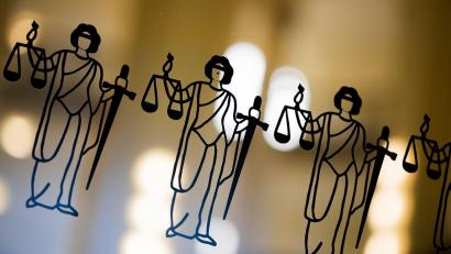 Symbolbild: Rolf Vennenbernd/dpa
Der Mann soll die Mutter beiseite gestoßen haben und mit dem Kinderwagen weggelaufen sein.