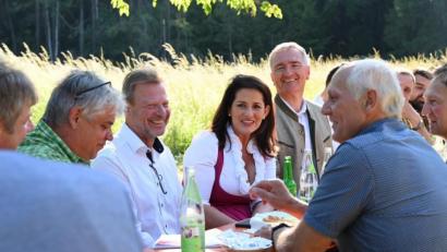 Bild: Pia Regner
Landtagsabgeordneter Harald Schwartz (5.v.r.) begrüßte zum land- und forstwirtschaftlichen Gespräch die bayerische Landwirtschaftsministerin Michaela Kaniber (4.v.l.).