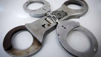 Symbolbild: Fredrik von Erichsen/dpa
1989 war ein heute 48-Jähriger in einen schweren Raub verwickelt. Jetzt legten ihm Polizisten an der A93 bei Windischeschenbach Handschellen an.