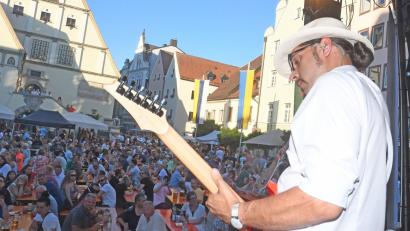 Archivbild: Gabi Schönberger
Italo-Pop mit E-Gitarre: Wie im vergangenen Jahr beschallen "Pino Barone & Band" den Oberen Markt am Sonntagabend.