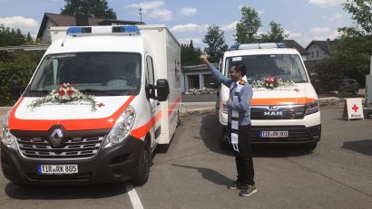 Bild: wro
Gesegnet wurden die neuen Fahrzeuge - eines für den Betreuungsdienst (links) und das andere für den Katastrophenschutz (rechts) - von Pfarrvikar James George.