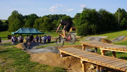 Bild: fvo
Bei der Eröffnung der Bikesportanlage am Waldthurner Badeweiher sind schon die ersten Sportler unterwegs.