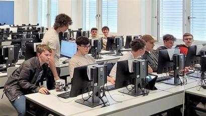 Bild: Daniel Hartl/exb
F.EE-Mitarbeiter führten Schüler des Ortenburg-Gymnasiums in die Arbeit mit der Programmiersprache C# ein.