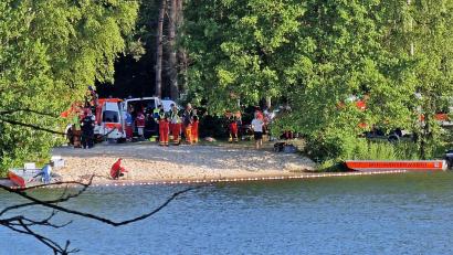 Bild: R. Kreuzer
Über Stunden suchen die Einsatzkräfte am Manteler Badeweiher nach einer Frau.