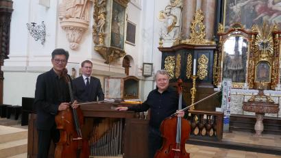 Bild: Stefanie Heinrich/exb
Wen-Sinn Yang zusammen mit Andreas Sagstetter und Hermann Heinrich (rechts) beim Konzert in der Basilika Waldsassen.