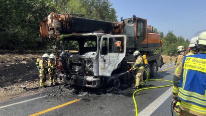Bild: Kreisbrandinspektion Schwandorf/exb
Auf der A 93 bei Schwandorf ist ein Autokran voll ausgebrannt.
