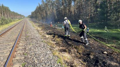 Bild: Gustl Beer
Die Löscharbeiten an der Bahnlinie sind mühsam, die Böschung vom Feuer längst vernichtet.
