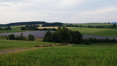 Bild: wel
Die PV-Freiflächenanlage bei Rottendorf ist zügig errichtet worden. Nun wird in Wagnern mit den Bauleitplanungen für drei weitere Flächen begonnen