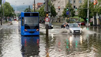 Bild: Nicole Schippers/dpa
Wasser steht nach einem Unwetter auf der Wilhelmshöher Allee in Kassel.