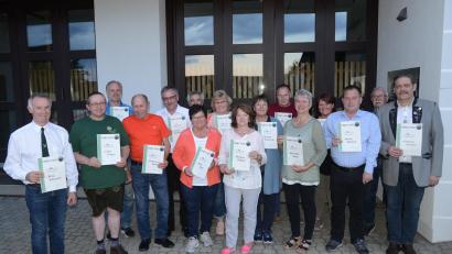 Bild: bey
Erster Schützenmeister Johannes Kick ehrte gemeinsam mit Dritter Bürgermeisterin Sonja Reichold (vorne, Dritte von rechts) die langjährigen Mitglieder, zu denen der Erste Schützenmeister und die Dritte Bürgermeisterin auch gehörten.