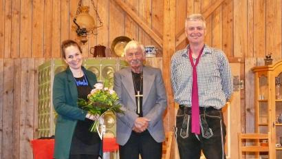 Bild: wku
Eva-Maria Eiberger ehrte Günter Seibold (Mitte) für 45 Jahre als Schauspieler und Gründer des Königsteiner Bauerntheaters. Mit ihm freut sich der jetzige Leiter Hans-Jürgen Pirner (rechts).