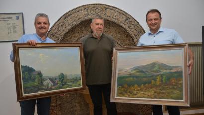 Bild: dob
Der gebürtige Oberlinder Albert Uschold (Mitte), der mittlerweile in Bernhardswald beheimatet ist, macht sowohl Leuchtenberg als auch Vohenstrauß eine Schenkung und überlässt beiden Kommunen aus seinem Besitz wertvolle Ölgemälde.