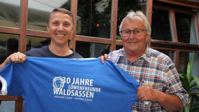 Bild: kro
Stolz präsentieren Benjamin Heller und sein Vater Reinhard das Jubiläums-T-Shirt der Löwenfreunde Waldsassen. Reinhard Heller war 26 Jahre lang Vorsitzender, sein Sohn Benjamin ist es seit 4 Jahren.