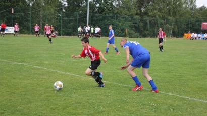 Bild: kro
Zweikampf der Generationen beim Bürger-Fußballturnier in Falkenberg: Hier eine Szene aus dem Spiel "Lehle United" (blau) gegen "SC 
 Schäferkapelle" (rot).