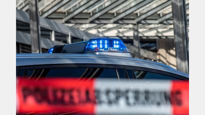 Symbolbild: David Inderlied/dpa/Illustration
Eine Autofahrerin ist gegen einen Sattelzug auf der A 6 geprallt.