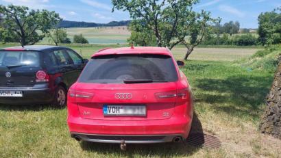 Bild: Stefan Krapf/exb
Kurios, aber legal: Ein Auto mit tschechischem Autokennzeichen, das das Ortskürzel "VOH" trägt, war am Wochenende auf dem Festparkplatz in Albersrieth zu sehen.