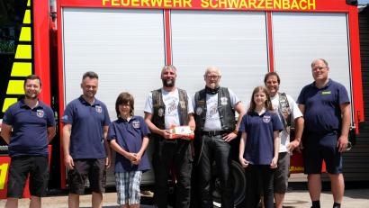 Bild: Feuerwehr Schwarzenbach/exb
Vorsitzender Markus Pöllath, Vorsitzender Andreas Kick, Lars Biersack (Jugendfeuerwehr), Alexander Sommer (MF Black Creek), Markus Klier (MF Black Creek), Lena Klier (Jugendfeuerwehr), Gerald Biersack (MF Black Creek), Thorsten Hallmann (Bürgermeister) bei der Übergabe (von links)