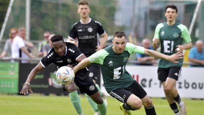 Archivbild: Hubert Ziegler
Beim Trainingsauftakt der DJK Gebenbach ist Kevin Amaizo (links) nicht mehr dabei. Der 32-jährige Mittelfeldspieler verlässt den Verein mit unbekanntem Ziel.