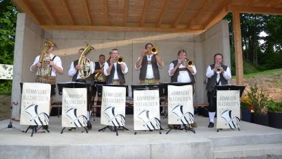 Bild: gi
Bestens spielt die „Böhmische Blechblous´n“ beim Serenaden-Auftakt im Moosbacher Generationenpark auf und erntet viel Beifall.