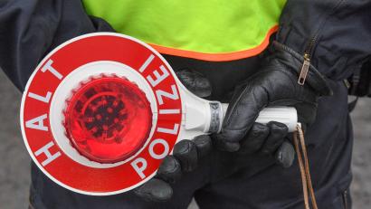 Symbolbild: Patrick Pleul/dpa
Polizeibeamte sammelten am Mittwochmorgen im gesamten Ortsgebiet von Waidhaus 17 syrische Staatsbürger in mehreren Grüppchen ein.