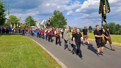 Bild: exb
Am Festzug beteiligten sich viele Vereine mit ihren Fahnenabordnungen.