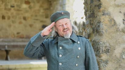 Bild: Tobias Schwarzmeier
Von einer Paraderolle zu sprechen, wäre noch zu früh. Schlüpft doch Jens Ulrich Seffen erst heute Abend bei der LTO-Premiere erstmals in die Rolle des „braven Soldaten Schwejk“. Doch Uniform und Charakter der Rolle passen prächtig, wie der vor allem aus TV-Serien bekannte Schauspieler erzählt.