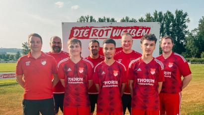 Bild: Mohaupt/exb
Die SpVgg Pfreimd kommt nächste Saison jünger daher: Vinzenz Schlenk (Dritter von links), Colin Madoueke (Vierter von rechts) und Simon Sebald (Zweiter von rechts) sind drei von sechs Neuen. Trainer Bastian Lobinger (rechts) sowie das Trainerteam und die Spartenleitung erhoffen sich einiges.