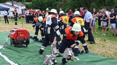 Bild: gf
Tempo war angesagt, wenn es darum ging, möglichst schnell einen Löschangriff zu starten. Nicht nur die Bewerter achteten auf jeden Handgriff, auch jede Menge Publikum verfolgte den Feuerwehrwettkampf in Schäflohe.