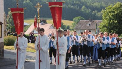 Bild: kro
Ein stattlicher Kirchenzug, angeführt von den Grenzlandbuam Bärnau, zog durch die Straßen von Schwarzenbach